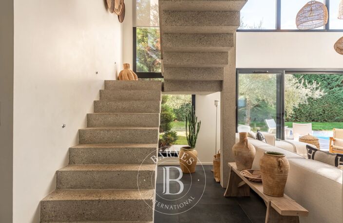 SAINT-BONNET-DE-MURE - Maison de 258m² - 4 chambres - piscine - sous-sol — photo 3
