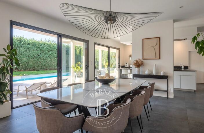 SAINT-BONNET-DE-MURE - Maison de 258m² - 4 chambres - piscine - sous-sol — photo 4