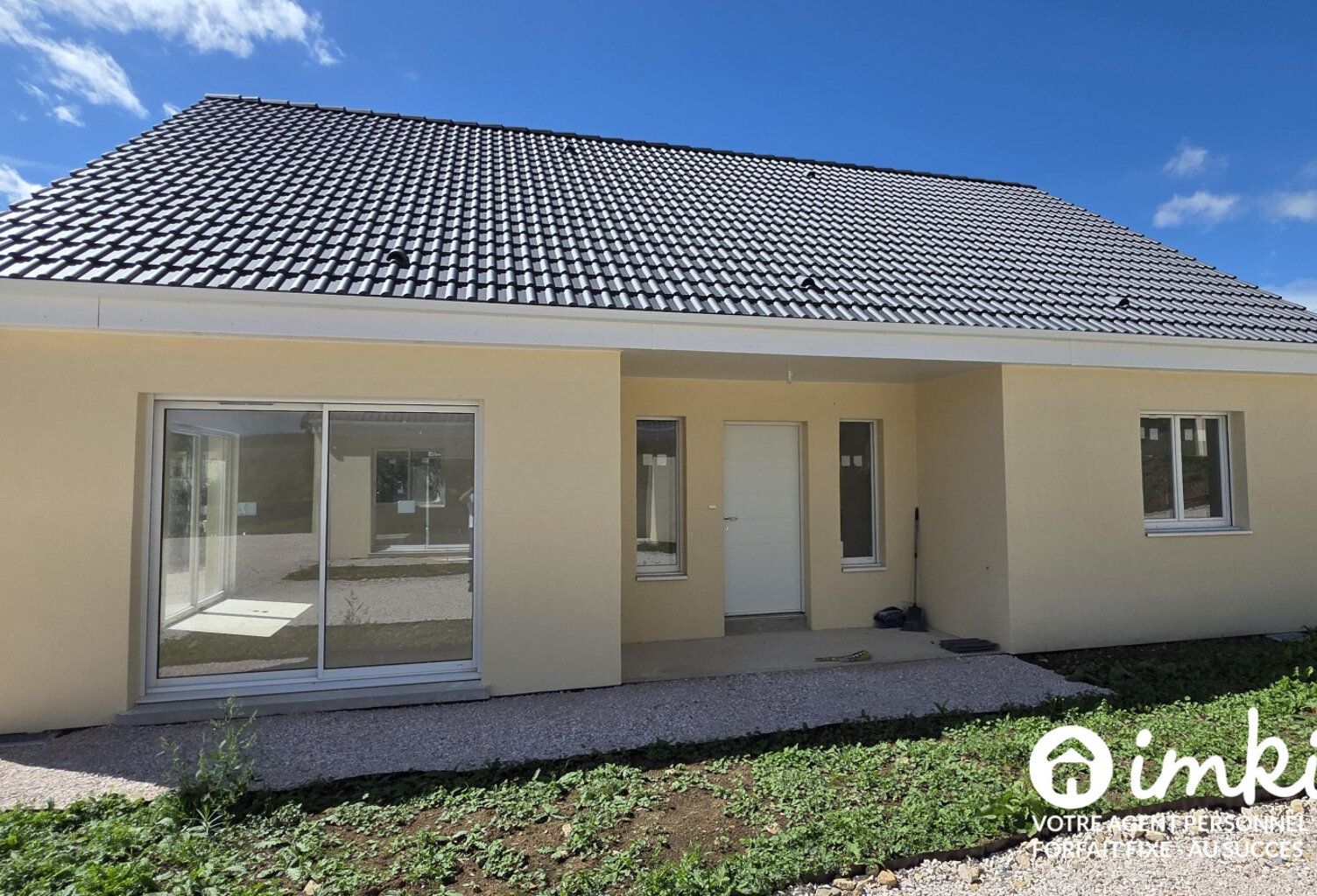 Maison individuelle de plain pied, avec garage — photo 1