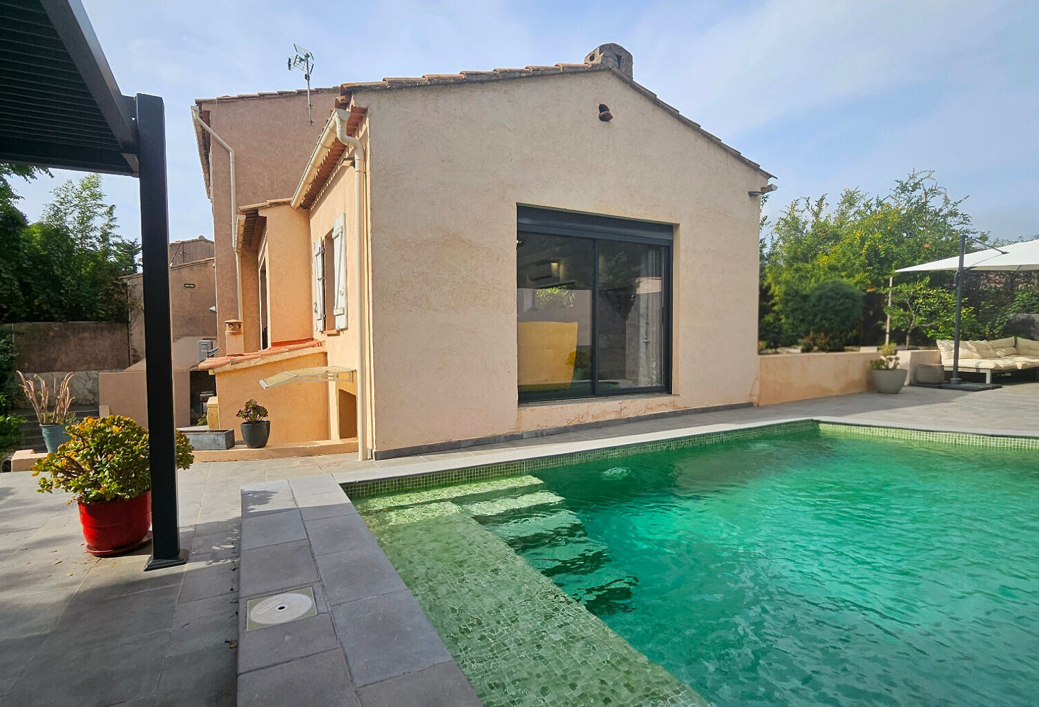 Maison T6 de 115m² sur parcelle de 480m², piscine, stationnement, au calme — photo 1