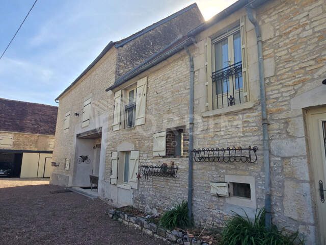 Ancienne longère en pierre rénovée - 182m² — photo du bien