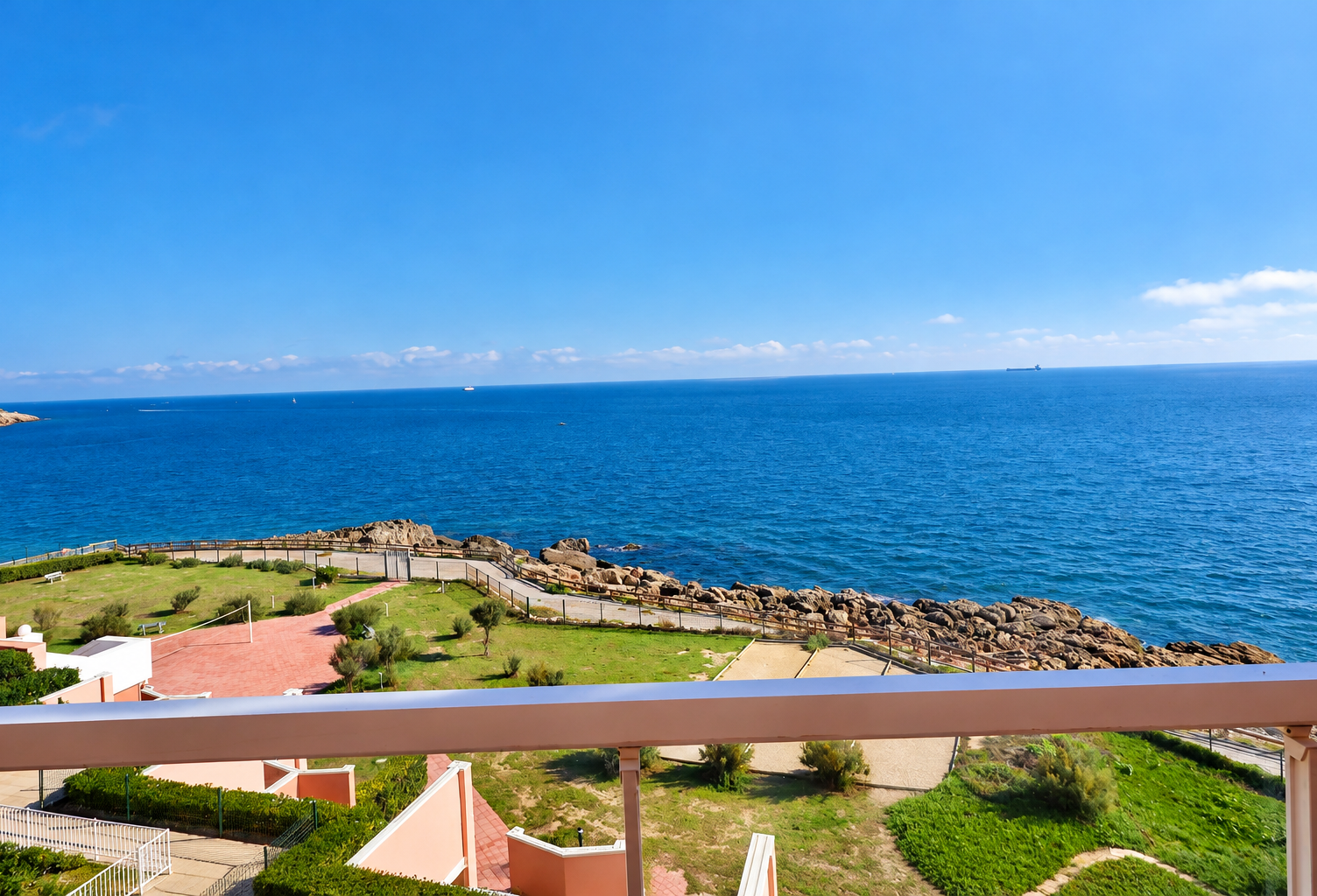 2 PIECES VUE MER ENTIEREMENT RENOVE AVEC PARKING PRIVATIF EN — photo 1