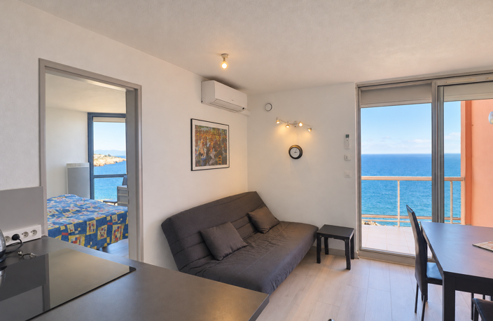 2 PIECES VUE MER ENTIEREMENT RENOVE AVEC PARKING PRIVATIF EN — photo 2