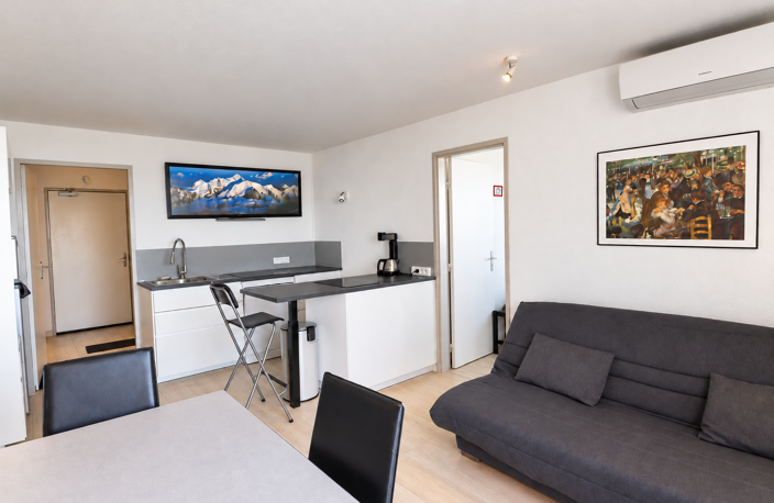 2 PIECES VUE MER ENTIEREMENT RENOVE AVEC PARKING PRIVATIF EN — photo 4