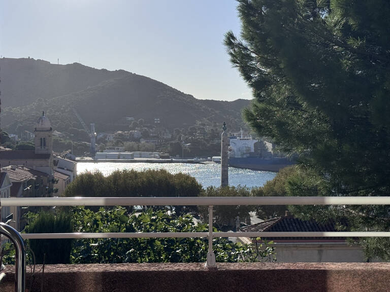 APPARTEMENT T3 EN DUPLEX AVEC TERRASSE ET VUE IMPRENABLE SUR LE PORT — photo 1