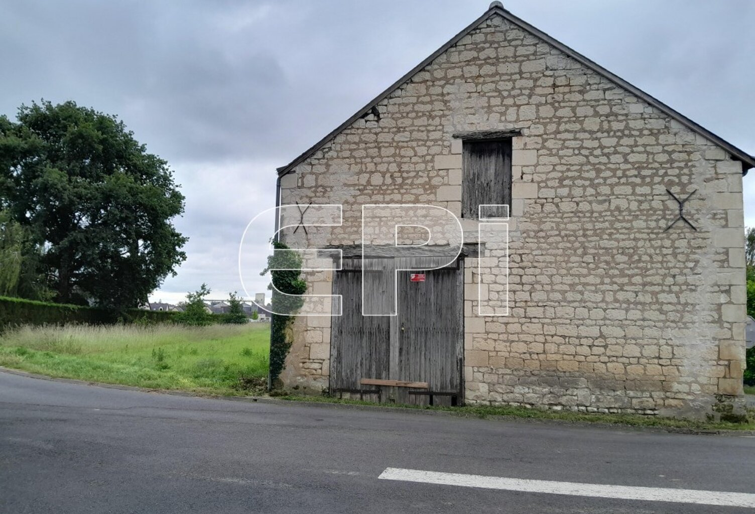 ref9109. Terrain constructible de 2750 m2 non viabilisé. Eau é — photo 1