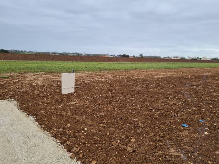 Terrain à bâtir à Grézac (17120) — photo 1