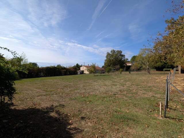 Terrain à bâtir à Saint-Savin (33920) — photo du bien