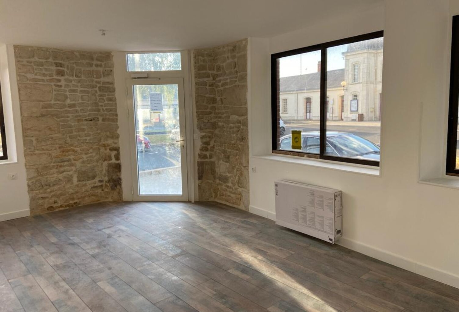 AU COEUR DE LUCON AVEC RAMPE ACCES ET FONTIONNALITE PMR APPARTEMENT RENOVE T2/1 CHAMBRE TRES COSY — photo 1