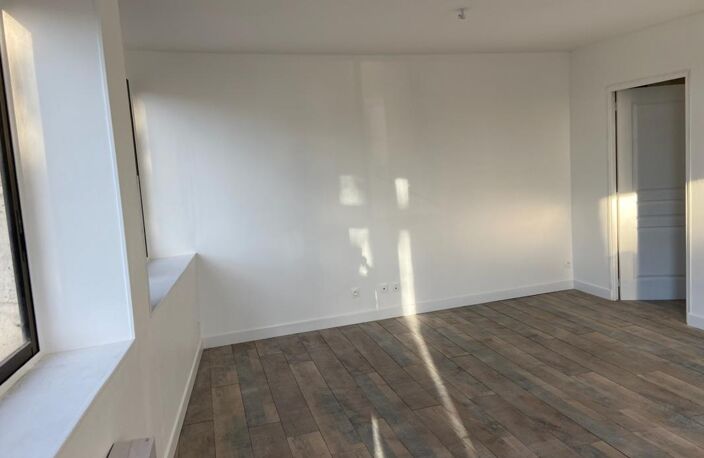 AU COEUR DE LUCON AVEC RAMPE ACCES ET FONTIONNALITE PMR APPARTEMENT RENOVE T2/1 CHAMBRE TRES COSY — photo 4