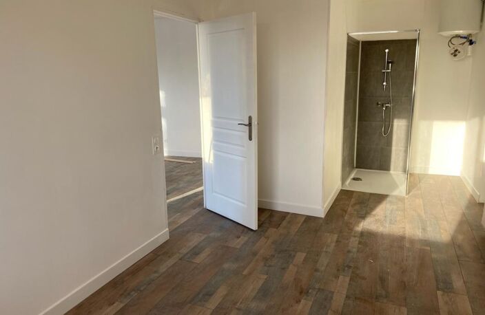 AU COEUR DE LUCON AVEC RAMPE ACCES ET FONTIONNALITE PMR APPARTEMENT RENOVE T2/1 CHAMBRE TRES COSY — photo 5