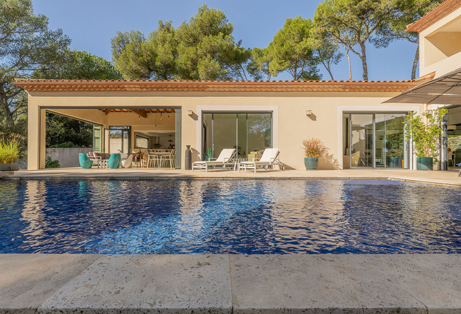 À 20 MIN DE NÎMES | ELEGANTE VILLA CONTEMPORAINE, PISCINE À DÉBORDEMENT ET T2 INDÉPENDANT — photo 1