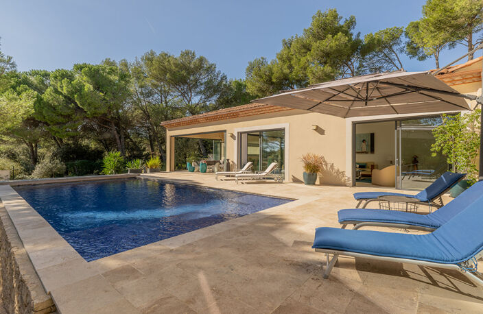À 20 MIN DE NÎMES | ELEGANTE VILLA CONTEMPORAINE, PISCINE À DÉBORDEMENT ET T2 INDÉPENDANT — photo 2