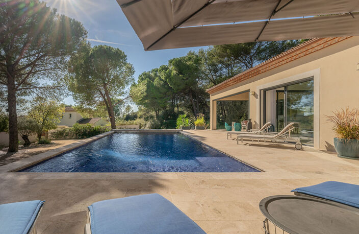 À 20 MIN DE NÎMES | ELEGANTE VILLA CONTEMPORAINE, PISCINE À DÉBORDEMENT ET T2 INDÉPENDANT — photo 3