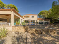 À 20 MIN DE NÎMES | ELEGANTE VILLA CONTEMPORAINE, PISCINE À DÉBORDEMENT ET T2 INDÉPENDANT — photo 4