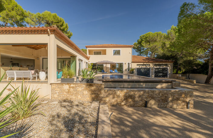 À 20 MIN DE NÎMES | ELEGANTE VILLA CONTEMPORAINE, PISCINE À DÉBORDEMENT ET T2 INDÉPENDANT — photo 4