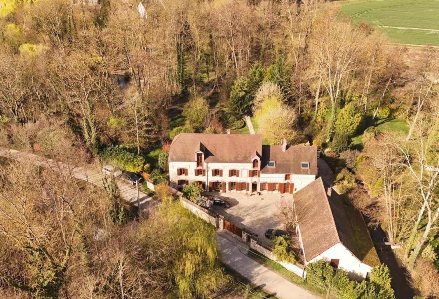 Au cœur d’un domaine clos de 1,5 hectare, ce moulin rénové offre un cadre unique entre étang, rivière et nature préservée — photo 1