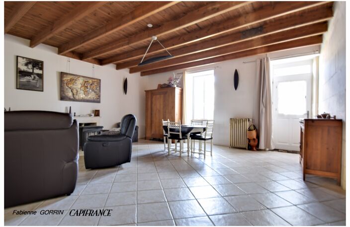 Maison à vendre 6 pièces TRIZAY (17) MAISON EN PIERRE ENTIEREMENT RENOVEE, BEAUX VOLUMES, 3 CHAMBRES, GARAGE, APPENTIS, ABRIS DE JARDIN — photo 2