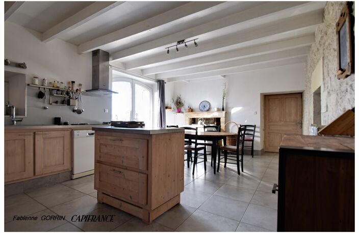 Maison à vendre 6 pièces TRIZAY (17) MAISON EN PIERRE ENTIEREMENT RENOVEE, BEAUX VOLUMES, 3 CHAMBRES, GARAGE, APPENTIS, ABRIS DE JARDIN — photo 3