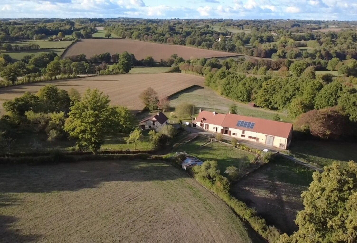 Propriété de caractère  avec vue – Longère, grange et gîte – 320 m² habitables – 5 chambres + gite 3 chambres – 2 vérandas - 3 ha de terrain et bois – 297 000 €  Creuse / Indre — photo 1