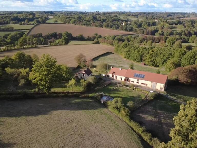 Propriété de caractère  avec vue – Longère, grange et gîte – 320 m² habitables – 5 chambres + gite 3 chambres – 2 vérandas - 3 ha de terrain et bois – 297 000 €  Creuse / Indre — photo 1
