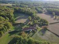 Propriété de caractère  avec vue – Longère, grange et gîte – 320 m² habitables – 5 chambres + gite 3 chambres – 2 vérandas - 3 ha de terrain et bois – 297 000 €  Creuse / Indre — photo 2