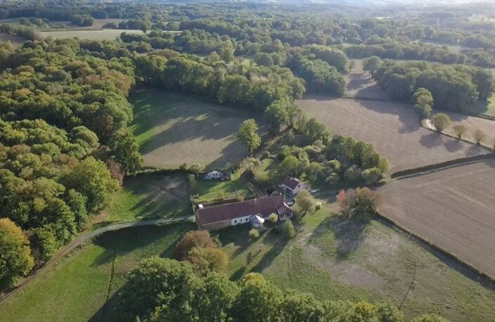 Propriété de caractère  avec vue – Longère, grange et gîte – 320 m² habitables – 5 chambres + gite 3 chambres – 2 vérandas - 3 ha de terrain et bois – 297 000 €  Creuse / Indre — photo 2