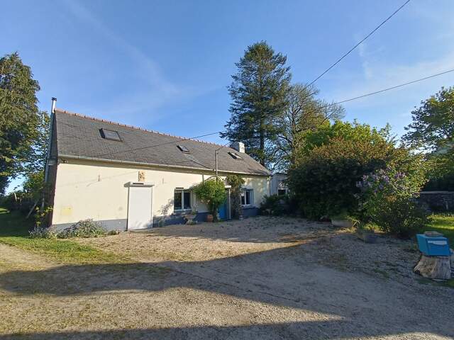 Maison en pierre 94 m² avec jardin arboré de 952 m², dépendances et serre – 3 chambres — photo du bien