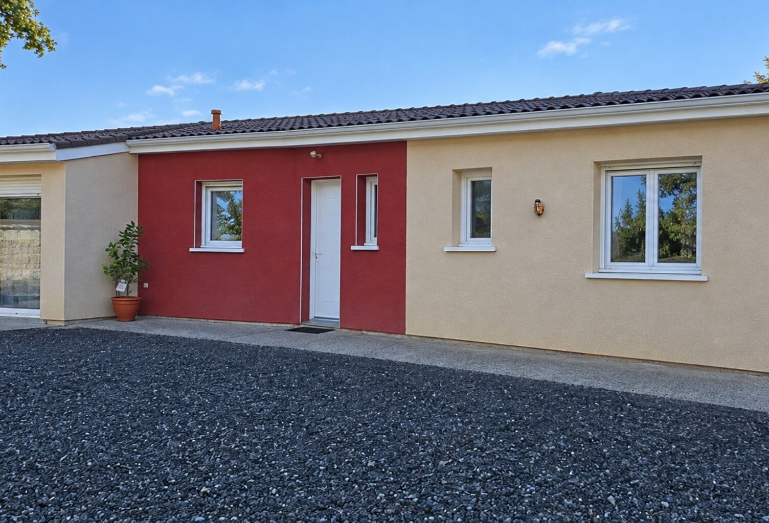 Dpt LANDES (40), à vendre proche de HAGETMAU Maison contemporaine de plain pied T5 de 111 m² avec piscine sur terrain de 850 m² au calme — photo 1