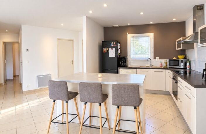 Dpt LANDES (40), à vendre proche de HAGETMAU Maison contemporaine de plain pied T5 de 111 m² avec piscine sur terrain de 850 m² au calme — photo 2
