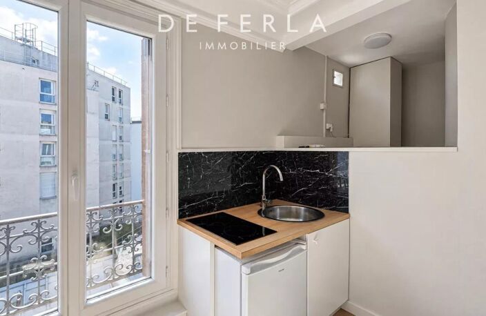 JAURÈS - Studio en dernier étage refait à neuf — photo 3