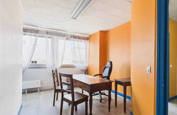 Bureaux lumineux avec vue sur jardin en vente en Centre-ville de Chartres (28000) — photo 2