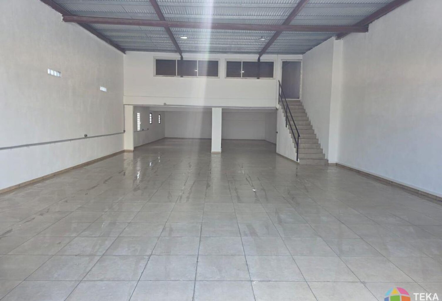 A LOUER LOCAL DE 391 M² ST ANDRE — photo 1