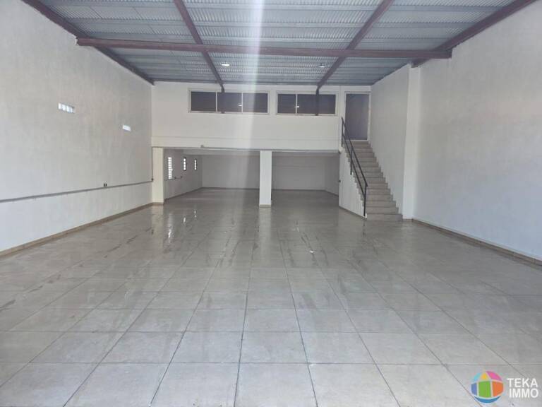 A LOUER LOCAL DE 391 M² ST ANDRE — photo 1