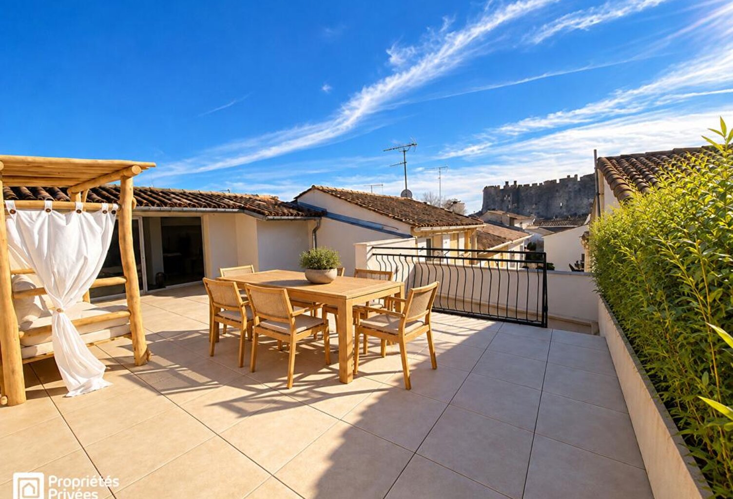 OPPORTUNITE RARE - MAISON DE VILLAGE AVEC DOUBLE GARAGE ET TOIT-TERRASSE - AIGUES MORTE - 545 000 Euros — photo 1