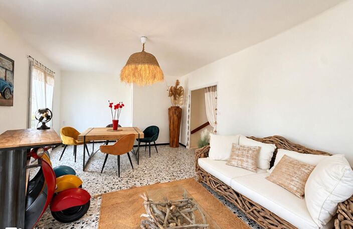 OPPORTUNITE RARE - MAISON DE VILLAGE AVEC DOUBLE GARAGE ET TOIT-TERRASSE - AIGUES MORTE - 545 000 Euros — photo 2