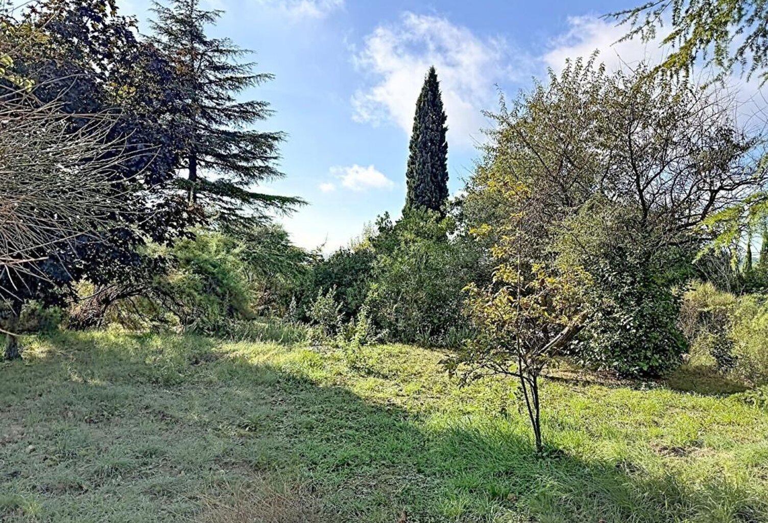 À VENDRE EN EXCLUSIVITÉ  TERRAIN DE 1 500 m² AVEC PROJET DE MAISON DE 225 m², SECTEUR EGUILLES, À 15 MINUTES D'AIX-EN-PROVENCE — photo 1