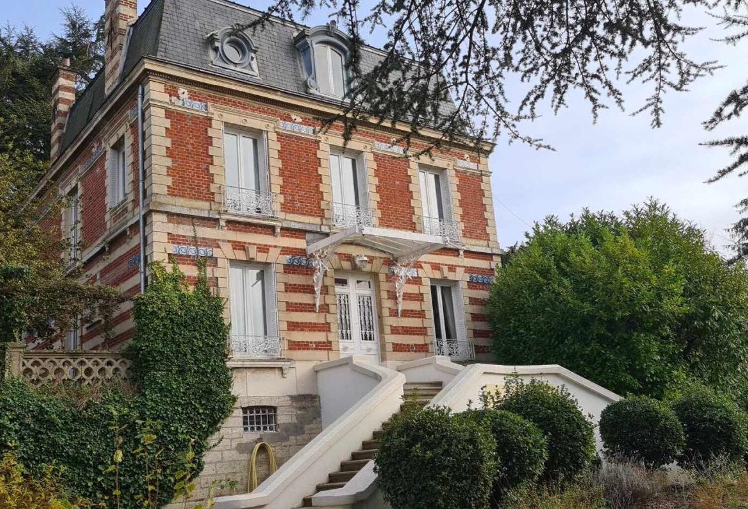 Baisse de prix - Chaumont en Vexin - Propriété du  19ème de 210 m2 - 4 chambres - un ascenseur  qui permet accéder à tous les étages - cave et bâtiments - sur 2.957 m2 de parc arboré - Prix : 469.000 — photo 1