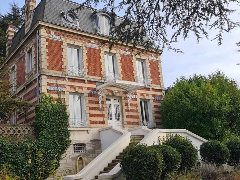 Baisse de prix - Chaumont en Vexin - Propriété du  19ème de 210 m2 - 4 chambres - un ascenseur  qui permet accéder à tous les étages - cave et bâtiments - sur 2.957 m2 de parc arboré - Prix : 469.000 — photo 1