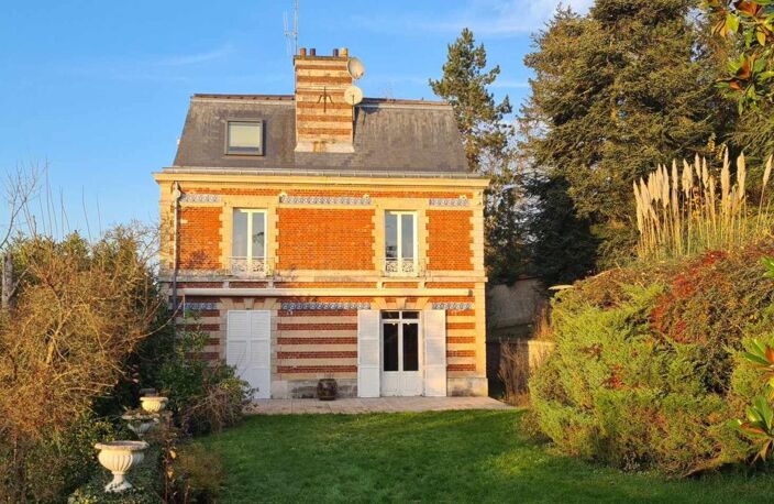 Baisse de prix - Chaumont en Vexin - Propriété du  19ème de 210 m2 - 4 chambres - un ascenseur  qui permet accéder à tous les étages - cave et bâtiments - sur 2.957 m2 de parc arboré - Prix : 469.000 — photo 3