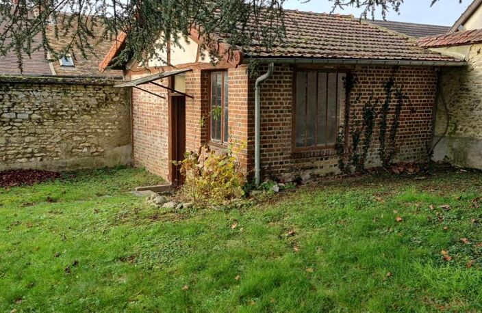 Baisse de prix - Chaumont en Vexin - Propriété du  19ème de 210 m2 - 4 chambres - un ascenseur  qui permet accéder à tous les étages - cave et bâtiments - sur 2.957 m2 de parc arboré - Prix : 469.000 — photo 5