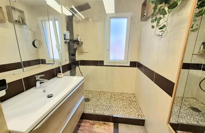 APPARTEMENT T3 CENTRE VILLE- SIX FOURS — photo 5