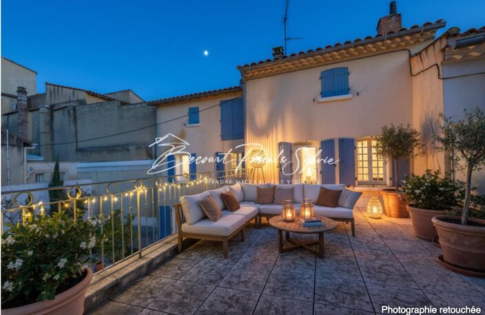 MAISON DE CARACTÈRE AVEC COURS ET TERRASSES - RARE AVEC POTENTIEL — photo 4