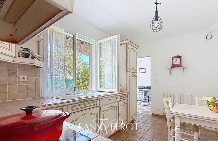 A Saint-Cyprien, maison 4 faces de 120m² sur une parcelle de 838m² avec piscine et garage — photo 2