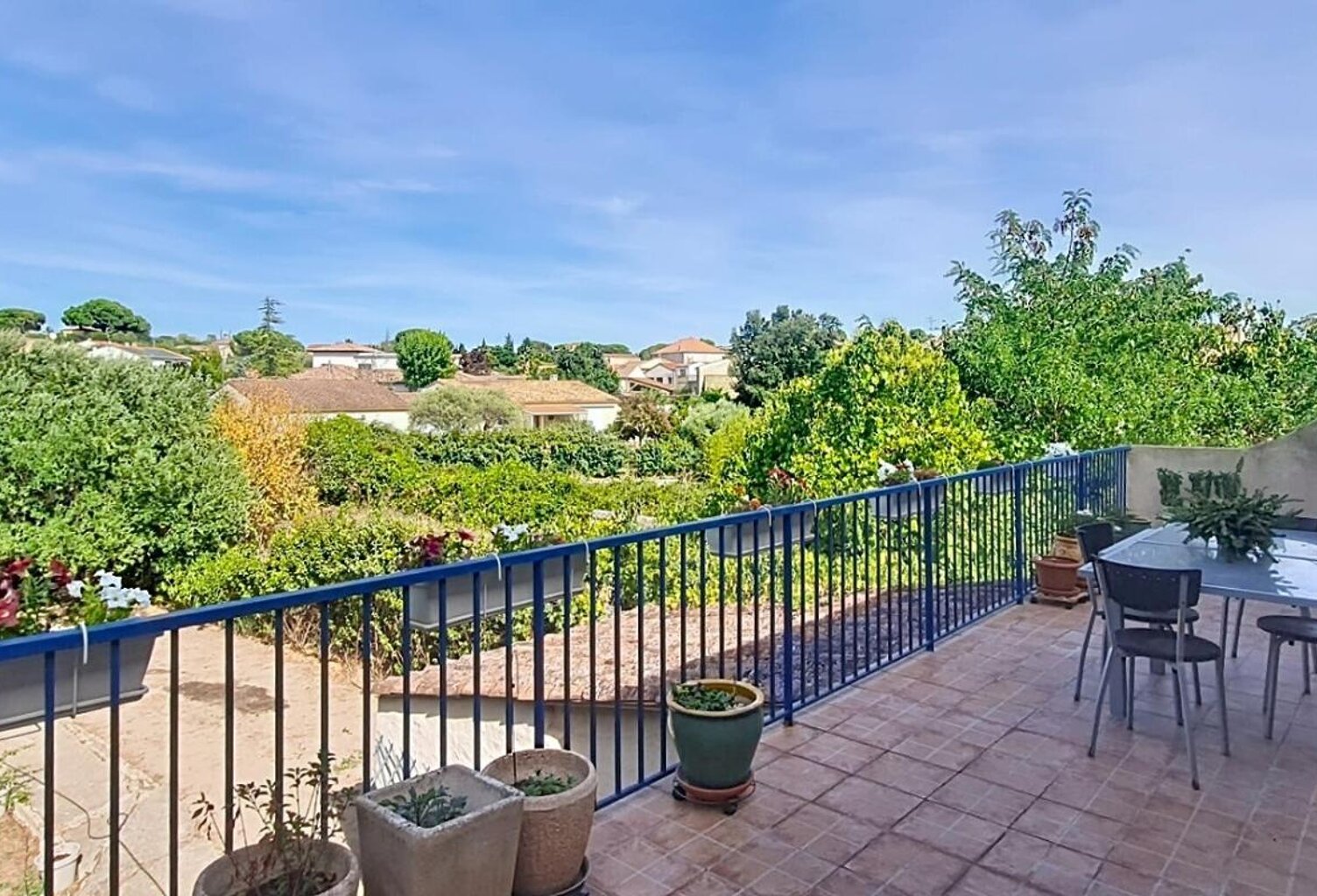 Doubles habitation de 105m² et 100m² + gîte 44m² et garage 97m² sur 545m² de terrain — photo 1