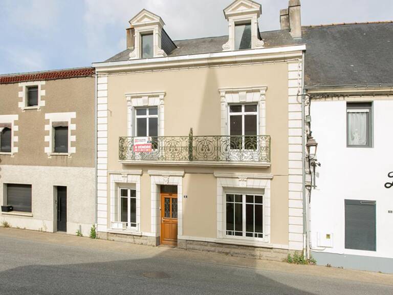 Maison La Chapelle Heulin Centre 9 P . 5 Chs . 216 M² . T 565 M² . Dépendances . Caves — photo 1