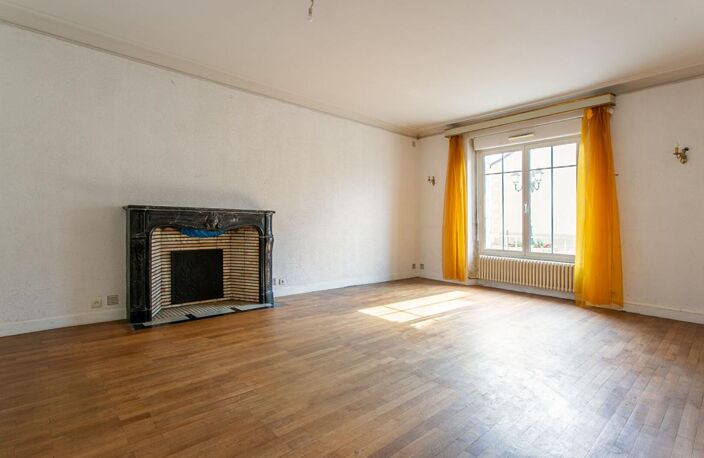 Maison La Chapelle Heulin Centre 9 P . 5 Chs . 216 M² . T 565 M² . Dépendances . Caves — photo 2