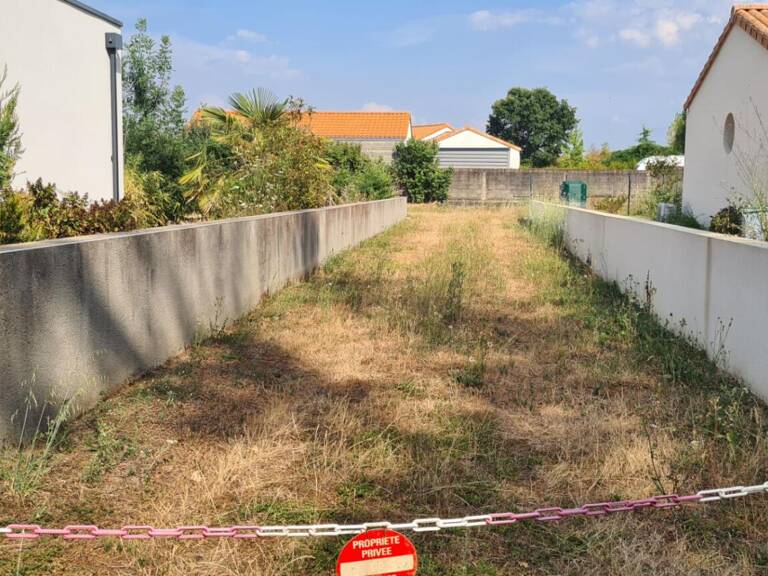Terrain constructible La Chapelle Heulin 621 M² avec abri de jardin (17 M²) et préau (14 M²) — photo 1