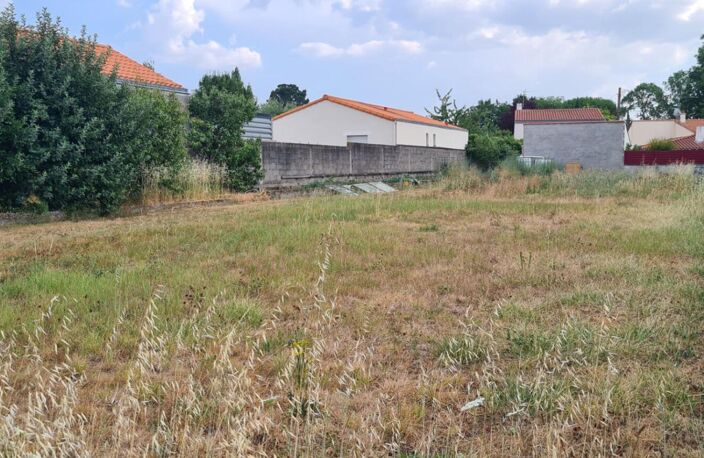Terrain constructible La Chapelle Heulin 621 M² avec abri de jardin (17 M²) et préau (14 M²) — photo 3