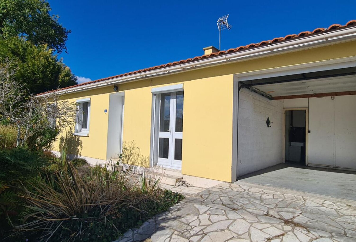 Maison Clisson 5 P . 3 Chs . Bureau . 81.29 M² . T 377 M² . Terrasse . Garage — photo 1